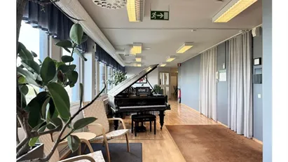 Trevligt kontor vid Svingelns hållplats med gångavstånd från Centralstationen. Garage i källaren.