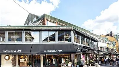 Mycket flexibel lokal med hög potential. Fina fönster i olika väderstreck och två entréer kan nyttjas om önskas