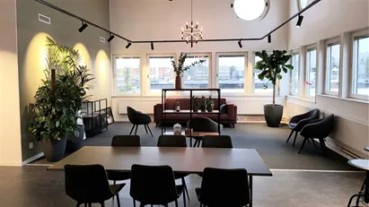 Kontor med hög takhöjd, gym och lunchrestaurang