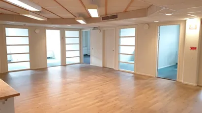Ljust rumsindelat kontor med möjlighet till lager.